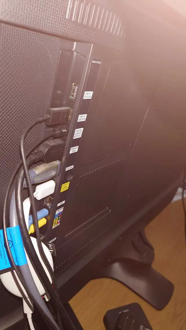 TV Samsung 40'' UHD 4K flat Smart tv wifi in TVs in City of Montréal - Image 4