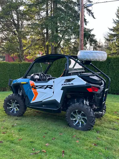 This machine is loaded and ready to hit the trails!! With only 114 Hours and ALL the amenities. Glas...