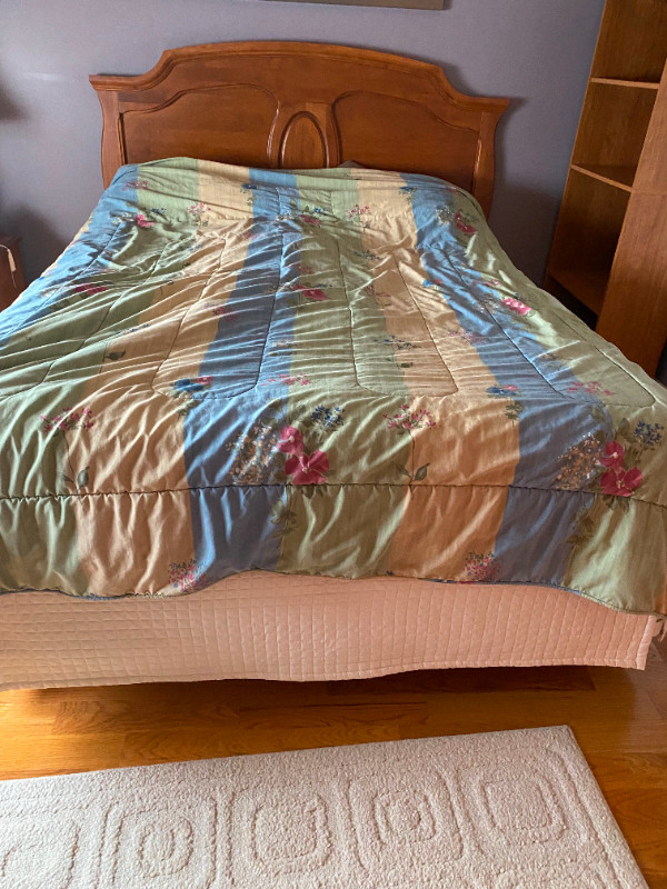 BEDROOM SET - Queen bed, mattress and lamp included dans Lits et matelas  à Ouest de l’Île - Image 3