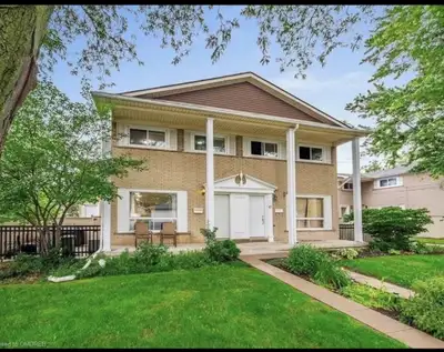 3 Beds 2 Baths - Townhouse available to families and students. Available from 1 March 2026. 45 Woodm...