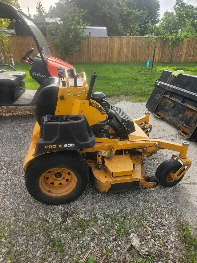 commercial stand on mower in Lawnmowers & Leaf Blowers in Kitchener / Waterloo - Image 4