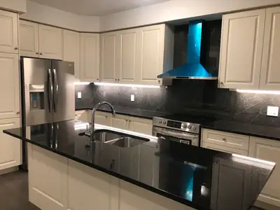 call :705-3098788   Border of Newmarket and Aurora Room for Rent