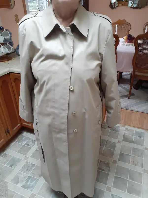 Ladies Coats in Other in Napanee - Image 2