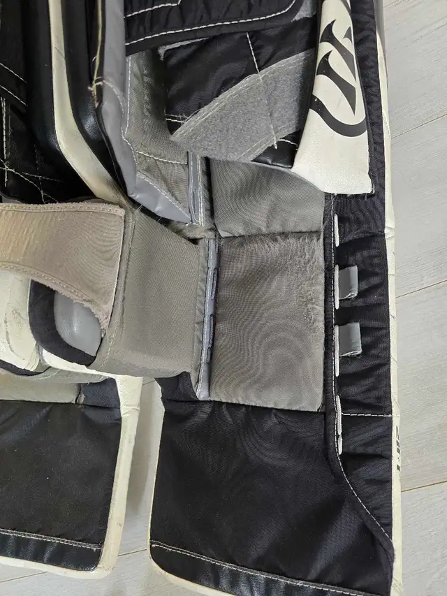 Hockey Warrior G5 Goalie pads 28+1. in Hockey in Oshawa / Durham Region - Image 4