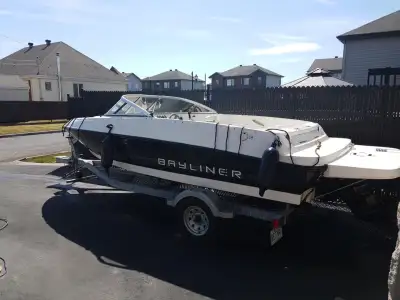 Le modèle Bayliner 175 de 2013 est un bateau bow-rider populaire, conçu pour les sports nautiques et...