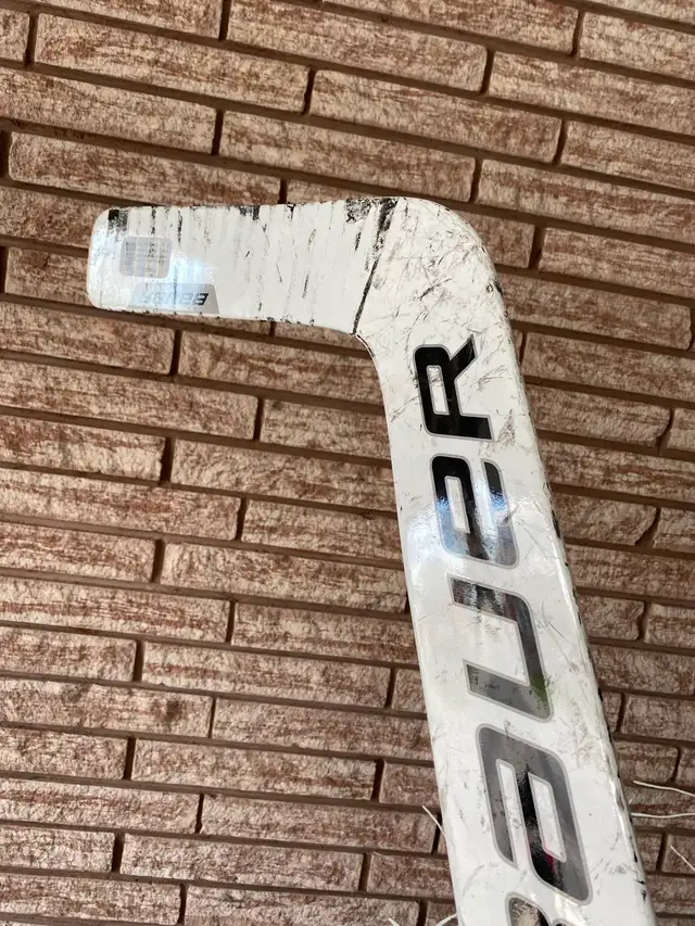 Warrior Goalie helmet SR S/M and Bauer STK JR stick in Hockey in Sudbury - Image 9
