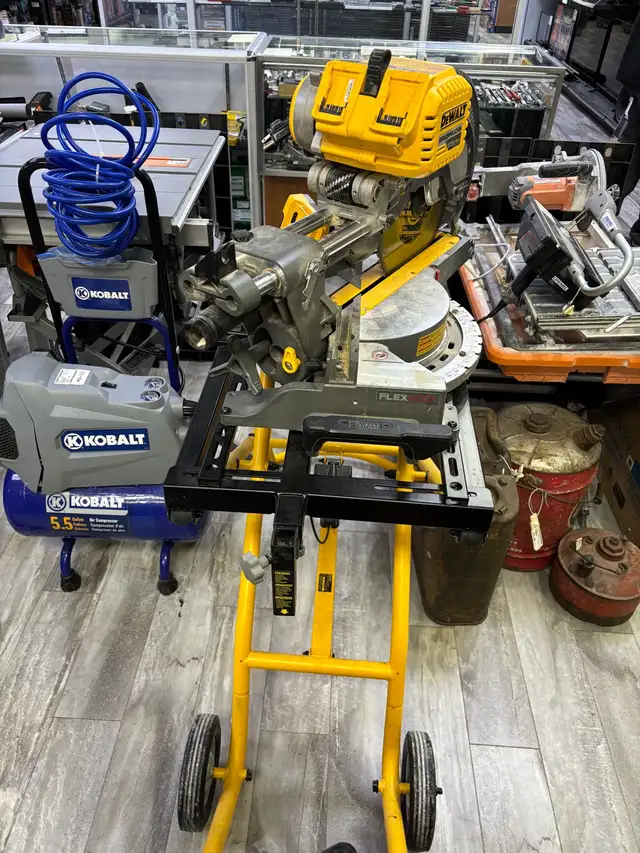 Dewalt DHS790 120V 12” Sliding Mitre Saw & Stand in Power Tools in Oshawa / Durham Region - Image 5
