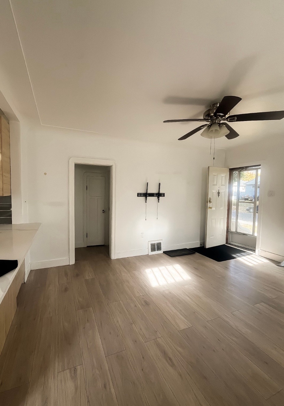 Renovated 2 Bedroom Mainfloor House 5