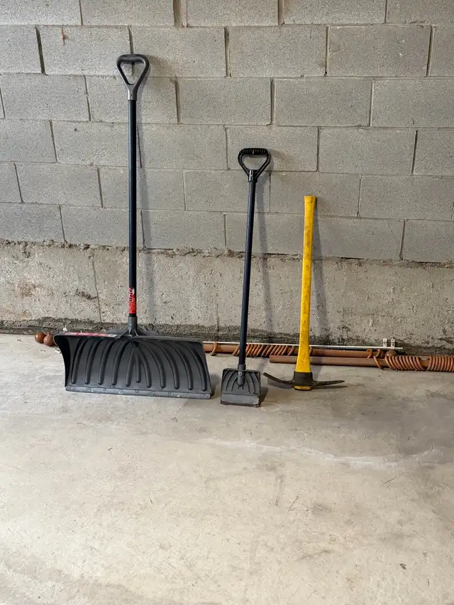 Snow Shovel / Mattock Pickaxe in Snowblowers in Oakville / Halton Region - Image 3