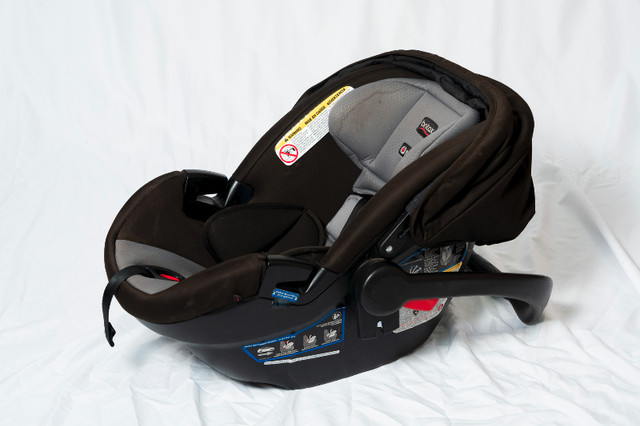 Britax B-Safe 35 Baby Car Seat in Strollers, Carriers & Car Seats in Markham / York Region - Image 3