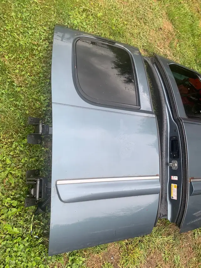 2007-2013 GMC Sierra Chevy Silverado extended cab rear doors in Other in Hamilton - Image 5