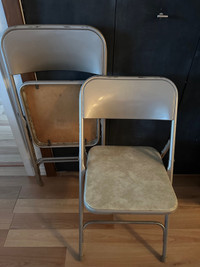 Petite table carrée avec 4 chaises pliantes en métal 