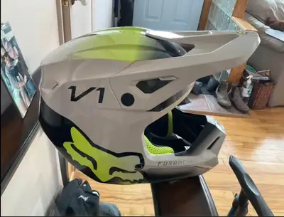 Je vends un casque Fox Racing V1 pour moto ou karting, idéal pour les jeunes pilotes de 6 a 8 ans. C...