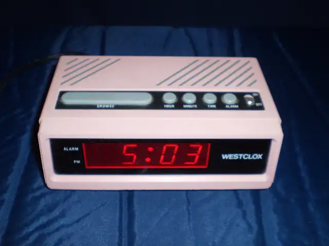 Table and Wall Clocks in Home Décor & Accents in City of Toronto - Image 3