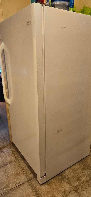Frigidaire full size stand-up freezer in Freezers in Windsor Region - Image 3