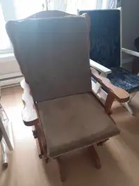 Chaise bercante en bois solide avec coussins