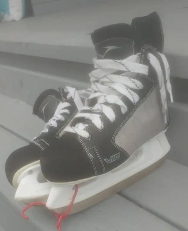 Patins, batons, casques, gants et  autres articles in Hockey in Longueuil / South Shore - Image 4
