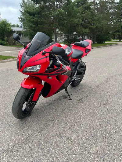 2007 Honda CBR1000RR fireblade Bike has been meticulously maintained -Fresh sask safety -New clutch...
