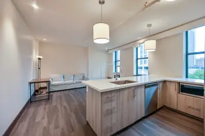 401-121 King St. E