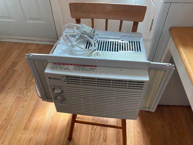 Small Window Air Conditioner - Only One Summer Used dans Autre  à Ville de Montréal - Image 2