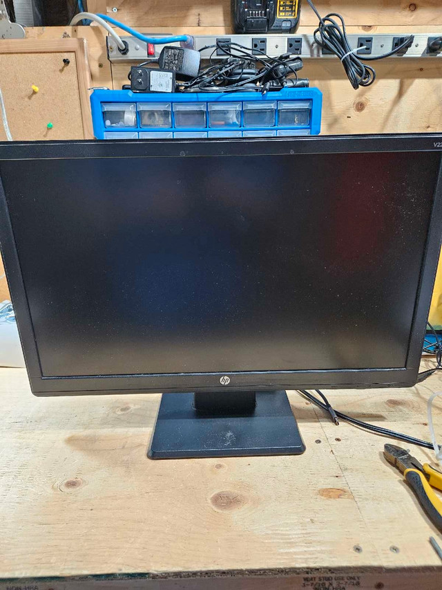 Hp V221 monitor  22 inch  in Monitors in St. Catharines - Image 4