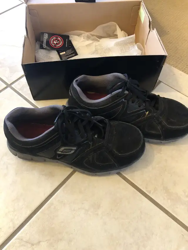 Sketchers safety shoes in Men's Shoes in Oakville / Halton Region - Image 4