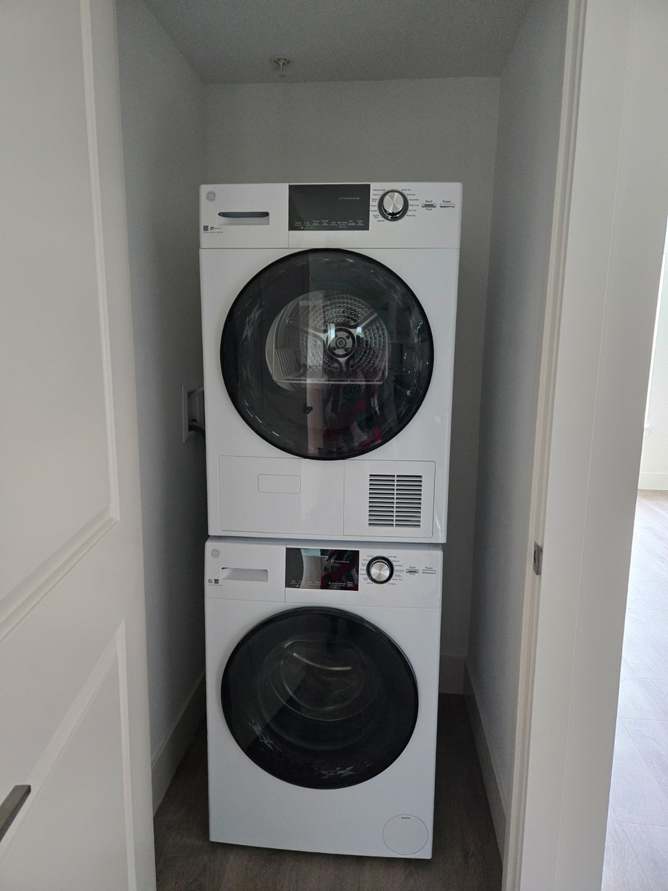 Cozy top floor unit with free surface parking Cliffe St 4