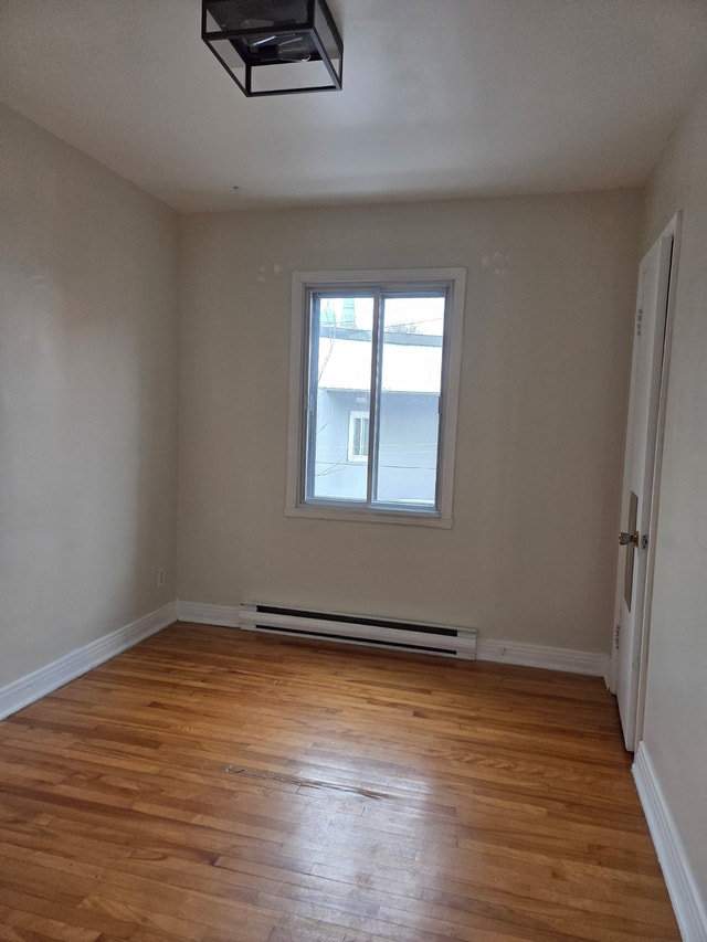 LIGNE ORANGE: TRÈS SPACIEUX 4 1/2 AVEC 2 CHAMBRES FERMÉES. — photo 3