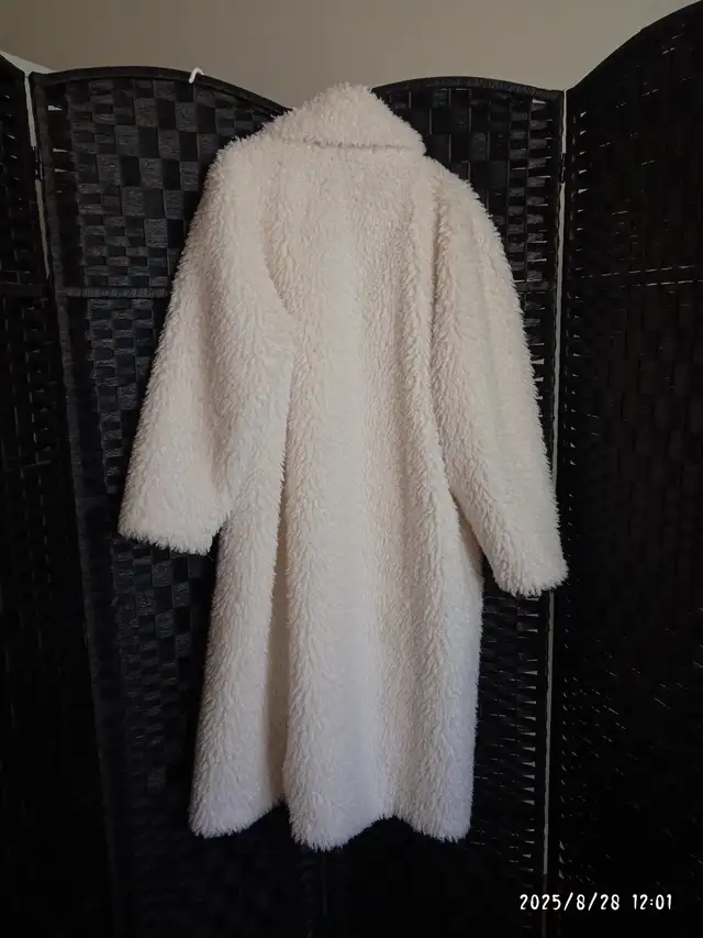 BERNARDO Modern Cloud Faux Fur Coat in Women's - Tops & Outerwear in Winnipeg - Image 3