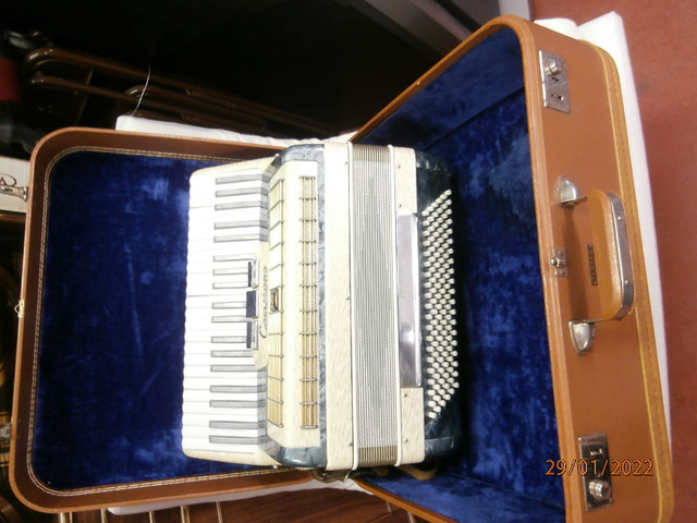 Camerano piano accordion 120 bass mod.434/155 in Pianos & Keyboards in Stratford - Image 4