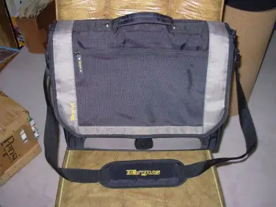 Targus CityGear Black/Gray 16 inch Notebook Messenger Laptop Shoulder Bag. EX+ (9.5 out 10) conditio...