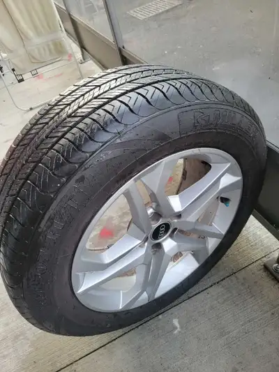 These are 235/60R18 Kumho Crugen H/T all-season tires mounted on genuine Audi alloy rims, suitable f...