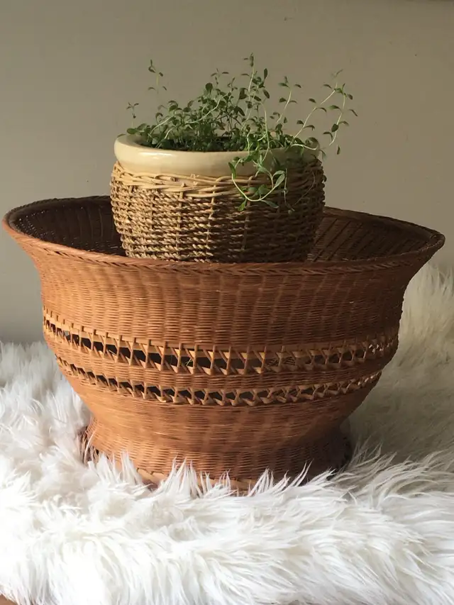 Large Vintage Wicker Basket in Home Décor & Accents in Ottawa - Image 2