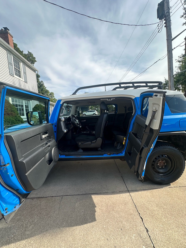 2007 FJ Cruiser Manual in Cars & Trucks in St. Catharines - Image 3