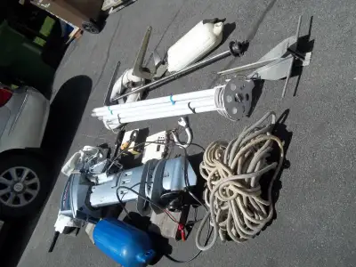 Moteur Evinrude 9.9 pied long avec démarreur électrique et alternateur 1600 $. Mât 28' 8¨ avec bôme,...