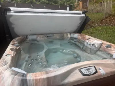 À vendre , spa Jacuzzi , peu utilisé,4-5 place avec lit , en excellente condition, peu utilisé avec...