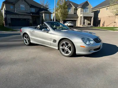 Indulge in the thrill of open-air driving with this 2005 Mercedes-Benz SL500, a luxurious convertibl...