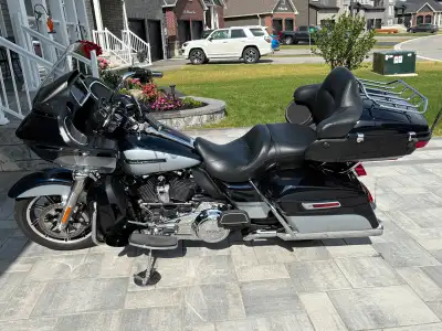 2019 Harley Davidson Road Glide FLTRU. Like new, only 3778 km. Midnight Blue/Barracuda Silver. Milwa...