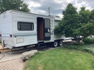 This is a well maintained park model with a queen bed, privacy doors to bedroom for mom and dad. Bun...