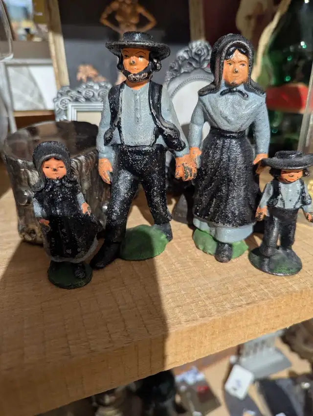 Cast Iron Amish Family 4 Figures in Arts & Collectibles in Oshawa / Durham Region - Image 2