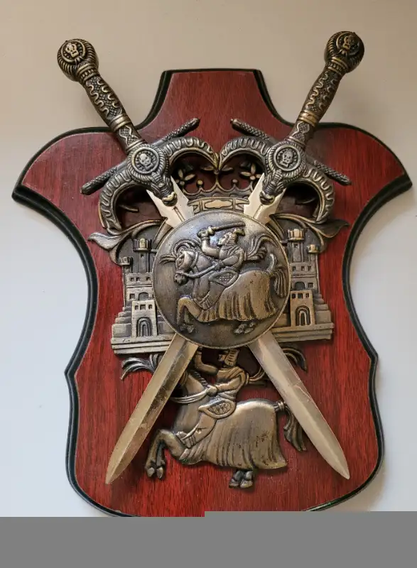 Vintage Knight Of The Round Table Medieval Wooden Wall Plaque in Arts & Collectibles in Oshawa / Durham Region - Image 7