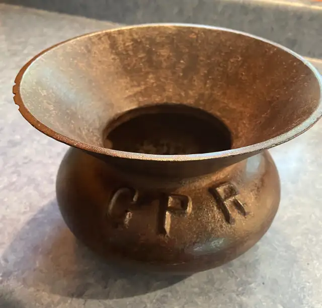 ANTIQUITÉ Crachoir en fonte du CN in Arts & Collectibles in Longueuil / South Shore - Image 6