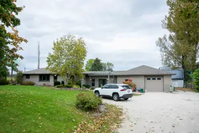 FOR LEASE – FULL PROPERTY (HOUSE + WORKSHOP) – $3,800/month 4 Bedroom Bungalow + 1,800 Sq. Ft. Heate...