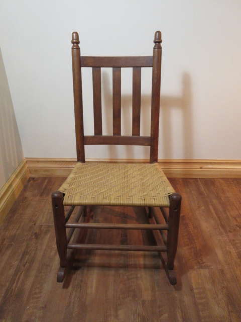 Heritage Canadiana rocking side chair in Chairs & Recliners in Ottawa - Image 4