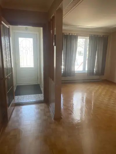 5 1/2 + Family room apartment is available for rent in LaSalle