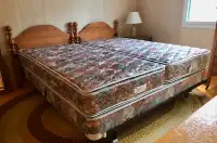 2 lits simples impeccables avec têtes de lit en érable massif