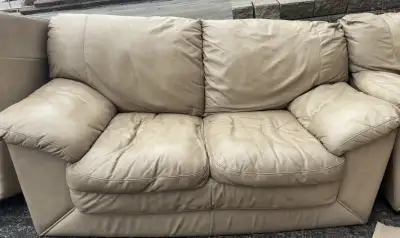 Canapé en cuir beige ,confortable, à petit prix, View more
