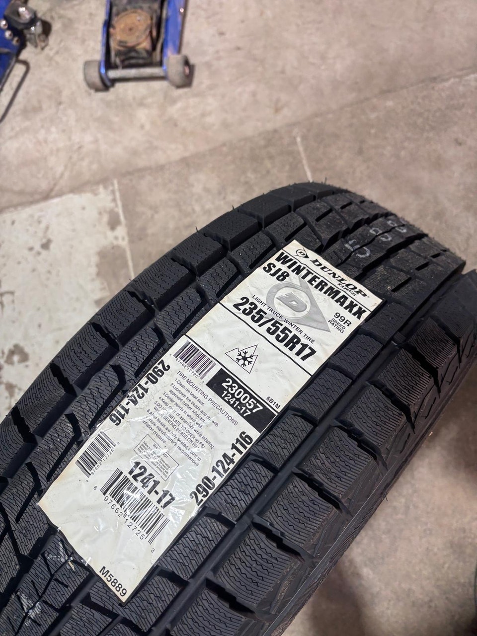 NEW 235/55/R17 Dunlop snows–Escape/GLA/Tiguan/CTS/MKS/Taurus/Mus ...