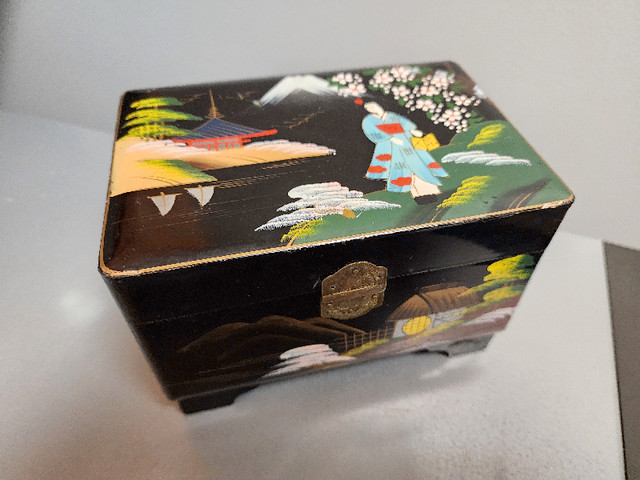 DECORATED LACQUERED MUSICAL JEWELRY BOX - vintage, 1962 in Arts & Collectibles in Regina