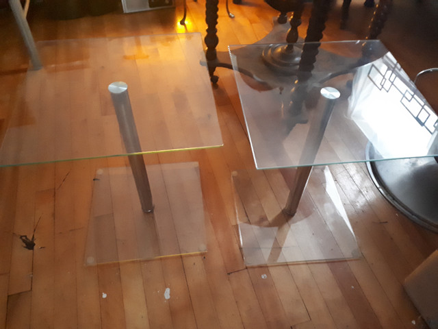 Table d'appoint /chevet, vitre et chrome, en parfait état. dans Autres tables  à Ville de Montréal - Image 2